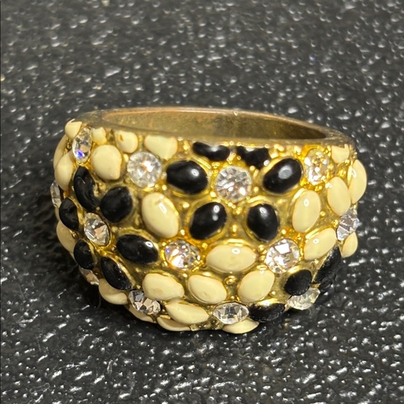Elegant Gold and Black Floral Ring - Picture 8 of 8